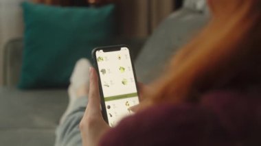 Arkaya bakışı tanınmayan kadın kadın alıcı cep telefonu ekranı internet alışverişi sebze süpermarket siparişi ev telefonlu ürünler satın alıyor.