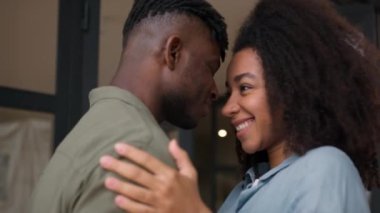 Afrika kökenli Amerikalı çift erkek, etnik aile kocası, sevecen kadın, sevgi dolu erkek, sevgi dolu, sevgi dolu, sevgi dolu, sevgi dolu aşıklar, aşk randevusu, sevgi dolu evlilik ilişkisi.