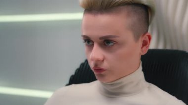 Kapanışta, kızgın, kızgın, Kafkasyalı kadın bilim kurgu neon arka planda kadın iş kadını sanal gerçeklik, modern teknoloji fütürizm siber punk kavramını görmezden geliyor.