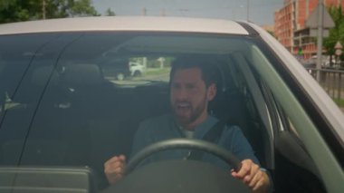 Kafkasyalı, mutlu, şoför, şarkı söyleyen, elektrikli araba kullanan, yol gezisi yapan, araba çalan, radyo çalan, araba çalan, araba kullanan, tasasız, direksiyon başında dans eden, araba kullanan, kira kredisi alan bir iş adamı.