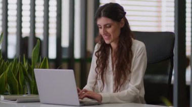 Kafkas iş kadını kadın girişimci ofis çalışanı kız işveren çevrimiçi dizüstü bilgisayarda çalışıyor Vay canına, iyi haber oku iş yerinde mutlu iş kadını
