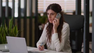 Üzücü ofis çalışanı yöneticisi Kafkasyalı kadın iş kadını asistanı hoşnutsuz cep telefonu iş yeri, akıllı telefon danışma müvekkil danışma defteri görevleri