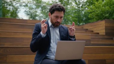 Kafkasyalı iş adamı şehir dışında çalışıyor. Erkek mimar, emlakçı, iş adamı bekliyor. Dizüstü bilgisayara bakıyor.