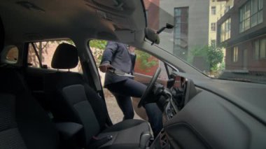 Beyaz adam, iş adamı, girişimci, lüks araba sahibi, elektrikli otomobil kiralayan, emniyet kemeri takan, emniyet kemeri takan, güvenlikçi, iş adamı, araç kullanan, iş adamı, telefonla konuşan.