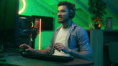 Duygusal çöküntü, streamer kulaklıkları çıkardı. Kötü sonuç aldı. Hüzünlü video oyunu, Kafkasyalı adam, erkek bilgisayar oyuncusu.
