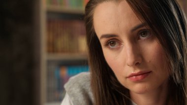 Kapatın suratınızı, üzgün, Kafkasyalı kadın, kız öğrenci, kütüphane okulunu öğreniyor. Düşünceli, stresli, sıkıcı, düşünceli, çözüm üreten üniversite, yorgun üniversite, eğitim sorunları.