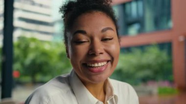 Yakından bakınca afro-amerikan kadın ifadesi mutlu iş idarecisi bayan iş kadını kameraya bakıyor profesyonel gülümseyen harika iş şehri duygusal