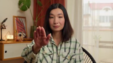 Asyalı Koreli Çinli kadın el hareketi yapıyor. Kadın iş kadınını evde reddetmeyi yasaklıyor. Reddedilmeyi reddediyor.