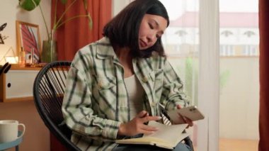 Çok görevli Asyalı Koreli iş kadını, konuşan cep telefonu, akıllı telefon, not defteri, ev bilgisi danışmanı, iş kadını.