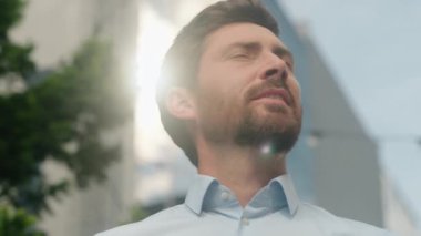 Gülümseyen mutlu, orta yaşlı, orta yaşlı, erkek, iş adamı, iş adamı, yöneticiye bakan bir adam. Şehir ofisinden esinlenerek güneşli bir hayat sigortası dini inşa ediyor.