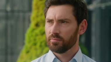 Düşünceli, düşünceli, orta yaşlı, yetişkin 40 'lı yaşlarda, düşünceli, düşünceli, erkek, iş adamı, işverenin yüzüne bakıp şehir resminde gülümseyen kameraya baktığını düşün.