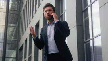 Öfkeli, agresif, çılgın, sinirli, otoriter, bağıran, bağıran, bağıran, Kafkasyalı iş adamı, orta yaşlı, konuşan, cep telefonu tartışması yapan adam.