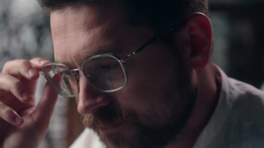 Düşünceli Kafkasyalı menajer, erkek işveren, işveren, gözlük takan, düşünceli iş adamı, erkek müteahhit, komisyoncu.