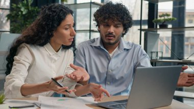 Profesyonel akıl hocası Arap iş kadını Hintli işçi analizinin öğretilmesine yardımcı oluyor. Bilgisayar projesini açıklamak zor iş anlaşmazlığı yanlış anlaşılması kadın ofis bilgisayarını kullanıyor.