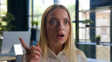 Düşünceli, düşünceli, beyaz kadın ofiste yaratıcı düşüncelere sahip kadın girişimci kadın iş kadını. Çözüm planının sorunu çözeceğini düşünüyor. Fikir tebessümü ile ortaya çıkıyor.