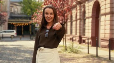 Dost canlısı gülümseyen Kafkas kadın bayan bayan iş kadını şık iş kadını kamerayı işaret eden hey sen buraya hoş geldin daveti sonra şehir dışına şehir dışına davet