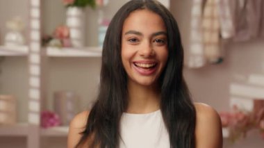 Latin etnik model mutlu güzel kadın Latin kadın şeker diyeti sağlık hizmeti yiyor banyoda poz verirken tatlı ısırıyor dişlek diş bakımı güzellik kozmetolojisi gülümsüyor