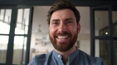 Mutlu Kafkasyalı erkek baba cep telefonu akıllı telefon yazma babası internette gezinen gülen adam AR dokunmatik ekranı kullanıyor memnun erkek internet uygulaması POV webcam 'de sohbet ediyor.