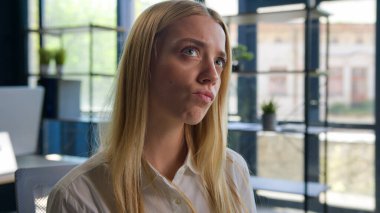 Düşünceli bir kadının portresi. Düşünceli, Kafkasyalı, beyaz, iş kadını, kadın işveren, ofis müdürü. Yeni bir iş projesi üzerinde kafa yoruyor.