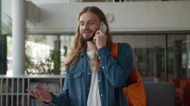 Mutlu sohbetler üniversitedeki erkek erkeğe gülme, gülme, gülme, gülme, gülme, sevinç, cep telefonu konuşma, eğitim molası.