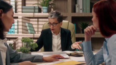 Takım lideri kahve stratejisi finansmanı anlaşmazlığı tartışıyor şirket çatışması iş dünyası çok ırklı kadın grafik bürosu brifingi brifingi çeşitli sorun krizlerini tartışan iş kadınlarını çözüyor