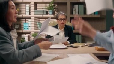 Öfkeli sinirsel çeşitlilik kadın anlaşmazlığı gazetelere evrak atarak bağırmayı savunuyor ofis çalışanları kaotik iş arkadaşları iş arkadaşları kapalı mekanda iş arkadaşları