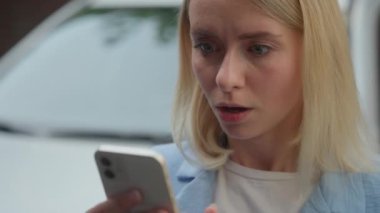 Stresli, endişeli, beyaz kadın, kadın, iş kadını, şehir sahibi, şoför, ekran şoklu araç sorunu arayan, cep telefonu kullanıyor. Çevrimiçi otomobil kirası sorunu.