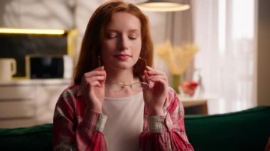 Beyaz kadın Avrupalı bayan gözlük taktı. Gözlük taktı. Görme bozukluğu, sağlık tıbbı tarzı.