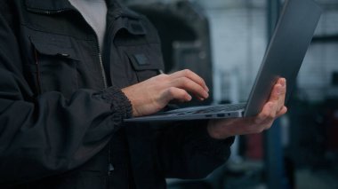 Erkek eller dizüstü bilgisayarı kullanır. Otomobil tamirhanesinde arabayı kontrol eder. Mekanik mühendisi tanısal test aracı detaylarını web sitesinde yürütür.