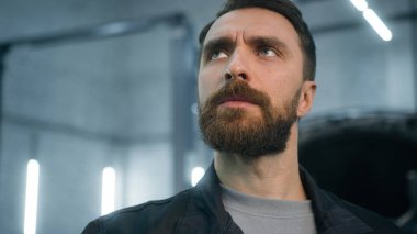 Düşünceli, düşünceli, Kafkasyalı, kafası karışık, erkek, otomobil mühendisi, teknisyen, teknisyen, endüstriyel, üniformalı, düşünceli bir adam.