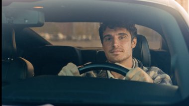 Mutlu Kafkas erkek araba sürücüsü direksiyon iyi yolculuklar modern elektrikli otomobil şehrin lüks otomobili yakışıklı adam gülümseme SUv çaprazlama kira araç yol macera satın