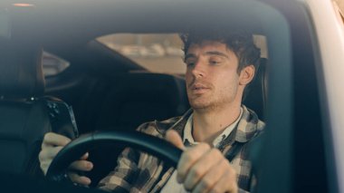 Üzgün Kafkasyalı araba şoförü park yerinde hayal kırıklığına uğramış erkek işadamı cep telefonu kullanıyor kötü haber akıllı telefon mesajı okuyor endişeli stresli adam şehirde araba kullanıyor.