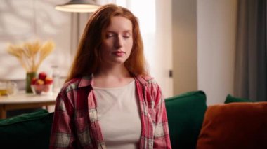 Evdeki evde çekilmiş bir portre. Memnuniyetsiz, hayal kırıklığına uğramış, beyaz, kadın, kötü tavır sergiliyor. Geribildirim yok.