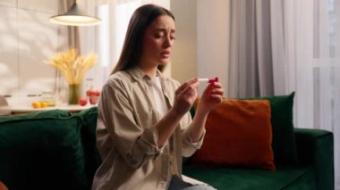 Hüzünlü ağlama umutsuzluğa kapılmış Kafkas kadın kadın istenmeyen hamile kanepe de pozitif negatif hamilelik testi sağlık sorunu doğurma sorunu yaşıyor.