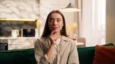 Düşünceli düşünce çözüm yaratır. Yaratıcılıkta tereddüt eder. Kafkasyalı kadın kız kararını verir. Oturma odasında gülümseyen bir kadın.