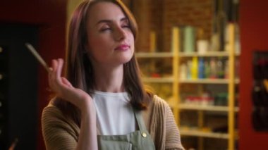 Sanat tasarımcısı kadın seramik atölyesinde düşünceli kadın çanak çömlek heykeltraşı. Küçük işletme sahibi kız el yapımı sınıf fikirlerini resmetmeyi düşünüyor.