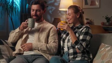 Sevgili beyaz erkek, kadın, erkek, aile akşamları mutlu koca, çay içiyor, hafta sonları kahve içiyor, uykusuzluk çekiyor, sohbet ediyor, sıhhatli bir şekilde sağlık sigortası yapıyor.