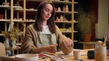 Kafkas kadın çömlekçi tasarım süreci kil kaplama modelleme şekilli heykel heykel atölyesi seramik sanat zanaatı el yapımı gülümseyen kadın heykeltraş yaratıcı sanat eserleri