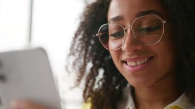 Okul üniversitesindeki Afrikalı Amerikalı bayan öğrenci kız öğrenci. Kapalı mekan üniversitesi iş kadını sohbeti. Cep telefonu konuşmaları.