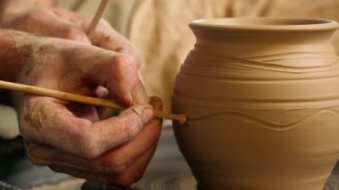 Kimliği belirsiz bir adam seramik kil vazo sürahisi dönen çömlek çömlekçisi yaratıcı el işi sanatları ustası el sanatları atölyesi erkek heykeli yapıyor.