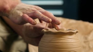 Tanınmayan eller, kil çömlek vazosunu şekillendiren zanaatkar, sürahi boyun parmakları, atölye, erkek zanaatkar, profesyonel çömlek sanatçısı, toprak kaplama el yapımı seramik kalıplar yapıyor.