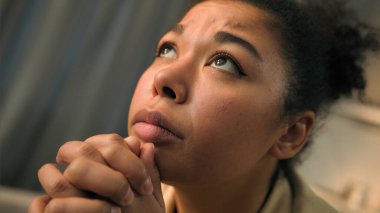 Kapalı yüzlü Afrikalı Amerikalı kadın üzgün üzgün üzgün üzgün üzgün üzgün üzgün üzgün etnik kız bayan ev sahibi sorunlu düşünceli üzgün depresyon endişeli kederli evde sağlık sorunları