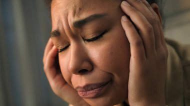 Hüzünlü üzgün Afrikalı Amerikalı kadın üzgün surat ifadesi olan kız baş ağrısı çekiyor. Sağlık sorunları var. Hüzünlü kadın ağrısı, evde ağlama, endişeli panik atak.