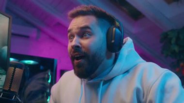 Mutlu Kafkasyalı etkili oyuncu... altın madalyalı oyuncu... oyun şampiyonu... bilgisayar oyunu bağımlısı... evde oynayan... altın kupa kazanan adam... sunucu erkek... zafer pc 'sini kutluyor.