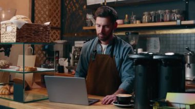 Kafkas çalışanı, restoran çalışanı, barista laptop kullanan, internetten ürün siparişi veren, kafeterya garsonu tipi bilgisayar kafeteryasında düşünen, küçük işletme sahibi.