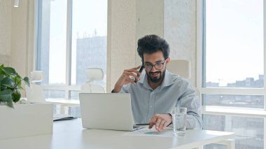 Birden fazla işi olan Arap iş adamı yöneticisi danışman Hintli müslüman konuşma cep telefonu kontrol bilgileri bilgisayar işi danışmanlık müşteri akıllı telefon iş danışmanlığı ofisinde