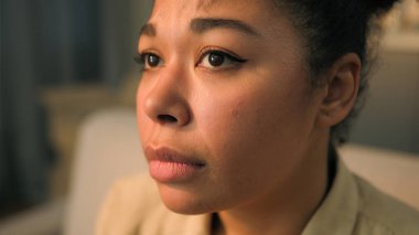 Kapalı yüzlü Afrikalı Amerikalı kadın üzgün üzgün üzgün üzgün üzgün üzgün üzgün üzgün etnik kız bayan ev sahibi sorunlu düşünceli üzgün depresyon endişeli kederli evde sağlık sorunları