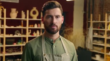 Kafası karışık, omuz silken, beyaz, satıcı, çömlekçi, erkek, işadamı, sanatçı, önlüklü küçük işletme sahibi. Atölye çömlekçisinde zor bir soru sormayı bilmiyorum.