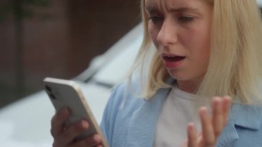 Şok olmuş Kafkasyalı iş kadını kız müşteri şoförü kadın paravan ekran cep telefonu araç sahibi kadın şehir otomobili sorunlu araba kiralamada kötü haber okudu