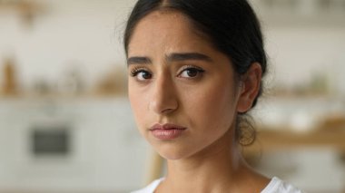 Portre üzgün, endişeli, stresli, Müslüman, kız arkadaş, ev sahibi, Hintli, ev sahibi, ev sahibi, Arap, ev sahibi, ev kredisine bakan kadın, ev kredisi sorunu, sağlıklı bir sorun.